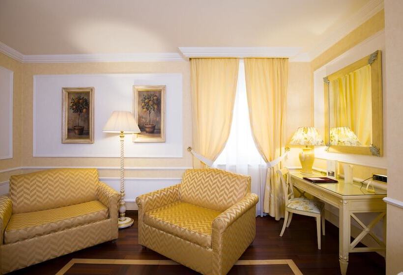 اتاق استاندارد چهار تخته, Palazzo Alabardieri