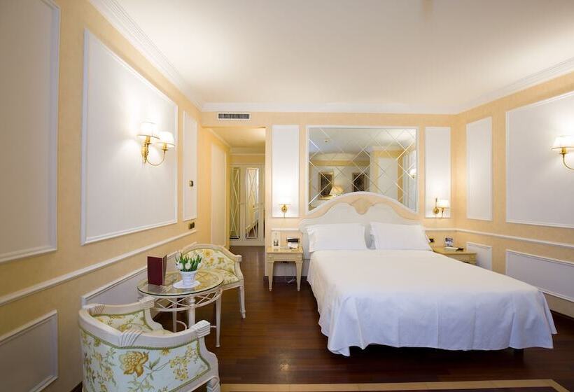 اتاق استاندارد چهار تخته, Palazzo Alabardieri