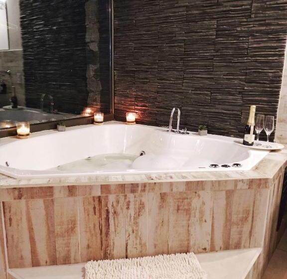 자쿠지 스위트, Aluleta Suites
