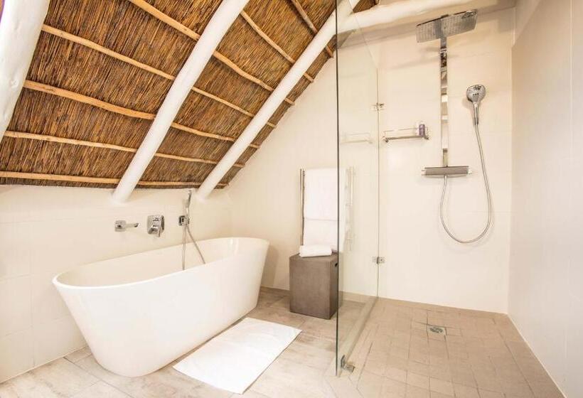 غرفة عائلية, West Coast Shores