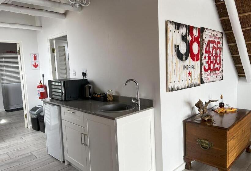 غرفة عائلية, West Coast Shores