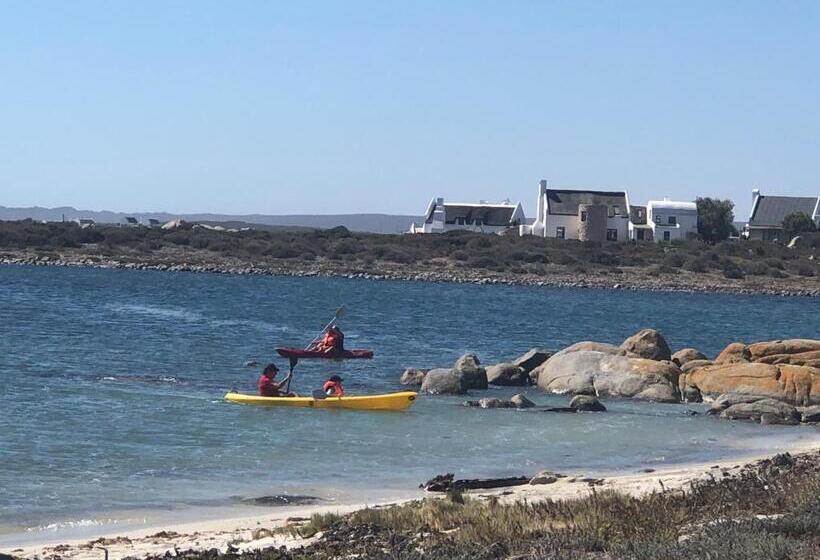 غرفة عائلية, West Coast Shores