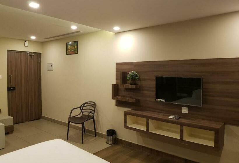 豪华工作室, U C Plaza