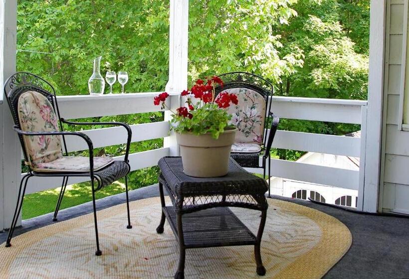 חדר סטנדרט עם מרפסת, Glass Magnolia Bed & Breakfast