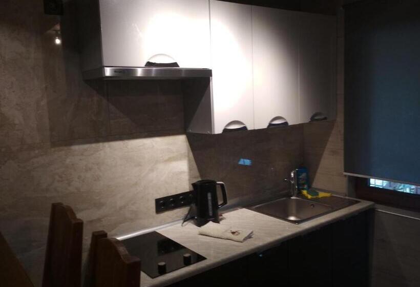 סטודיו משפחתי, Pryvatna Sadyba Tviy Kut