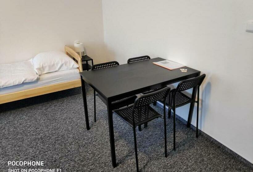 Négyágyas Standard Szoba, Garni Orlova