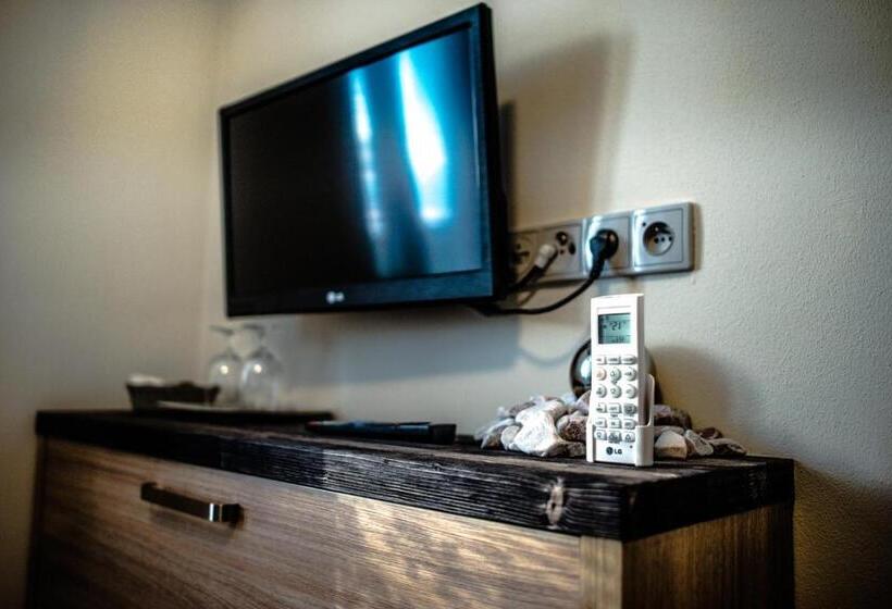 スタンダードスタジオ, Penzion Víno Hruška