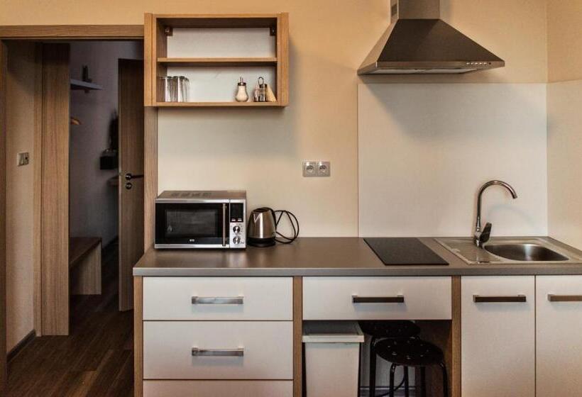 スタンダードスタジオ, Penzion Víno Hruška