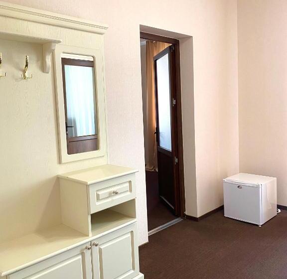 جناح جونيور مزوَّد بشرفة, New Continent