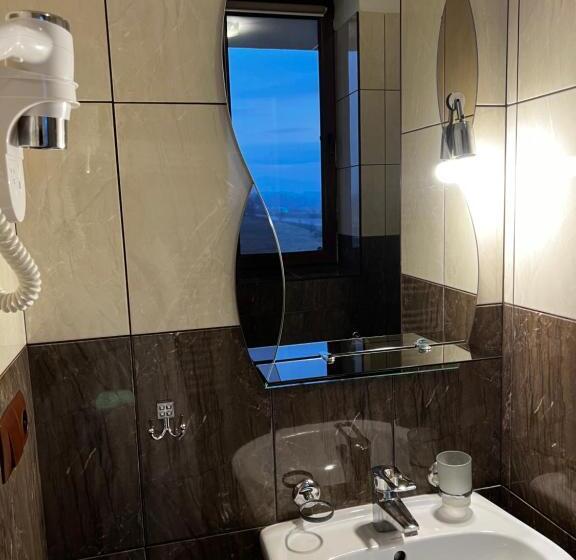 جناح جونيور مزوَّد بشرفة, New Continent