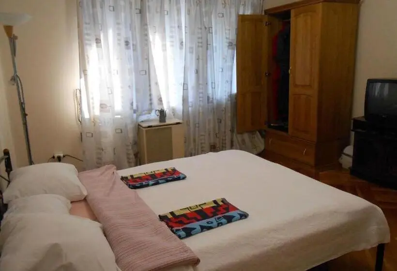 Standard Kolmen Hengen Huone Parveke, Guest House Marketti