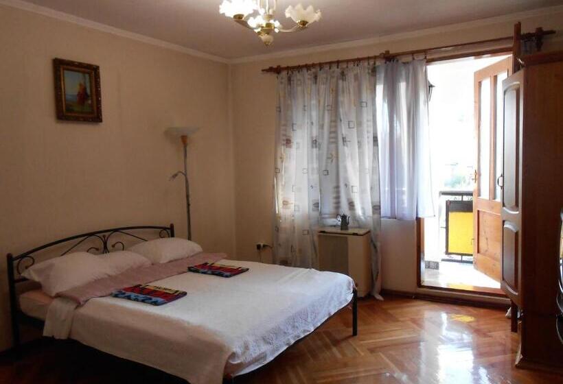 带阳台的三人标准间, Guest House Marketti