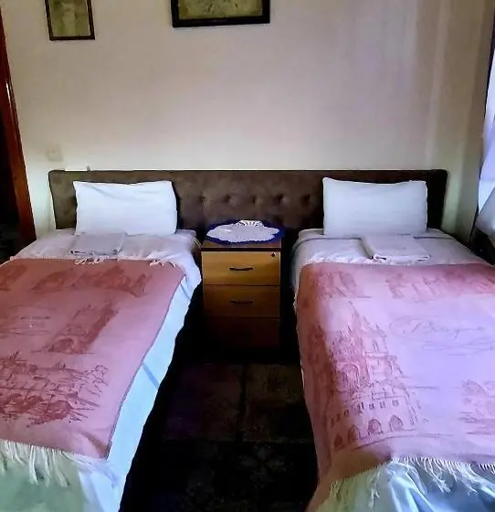 Standard Neljän Hengen Huone Jaettu Kylpyhuone, Guest House Marketti