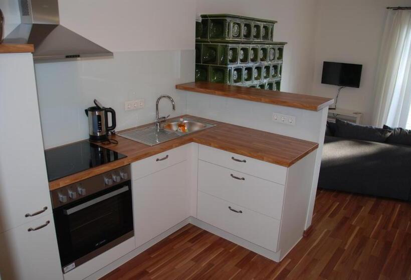 شقة غرفتين, Stockers Kleines Dorf