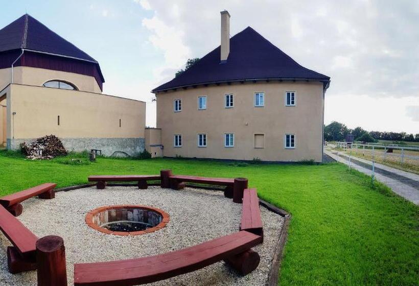 스위트, Zámecký Dvůr černousy