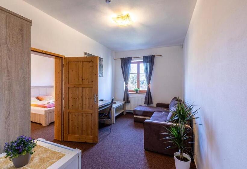 스위트, Zámecký Dvůr černousy