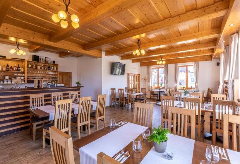 침실 3개 아파트, Zámecký Dvůr černousy