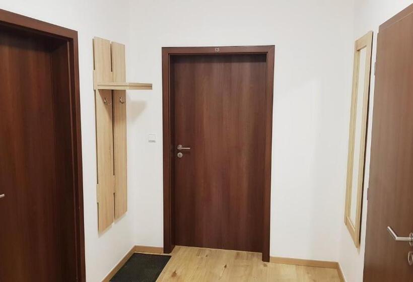 침실 3개 아파트, Zámecký Dvůr černousy