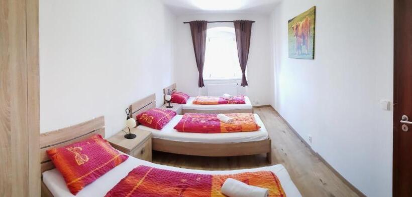 침실 3개 아파트, Zámecký Dvůr černousy