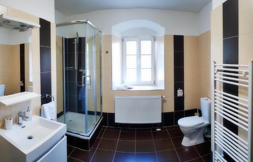 침실 3개 아파트, Zámecký Dvůr černousy