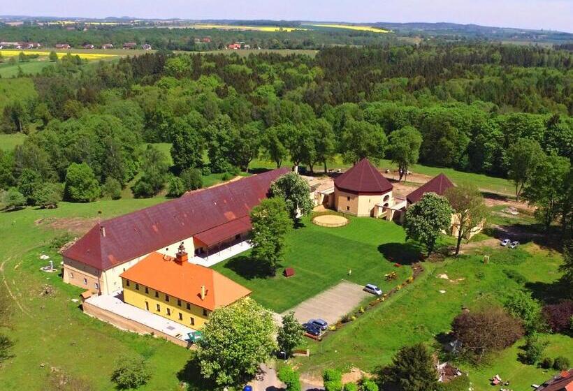 침실 3개 아파트, Zámecký Dvůr černousy