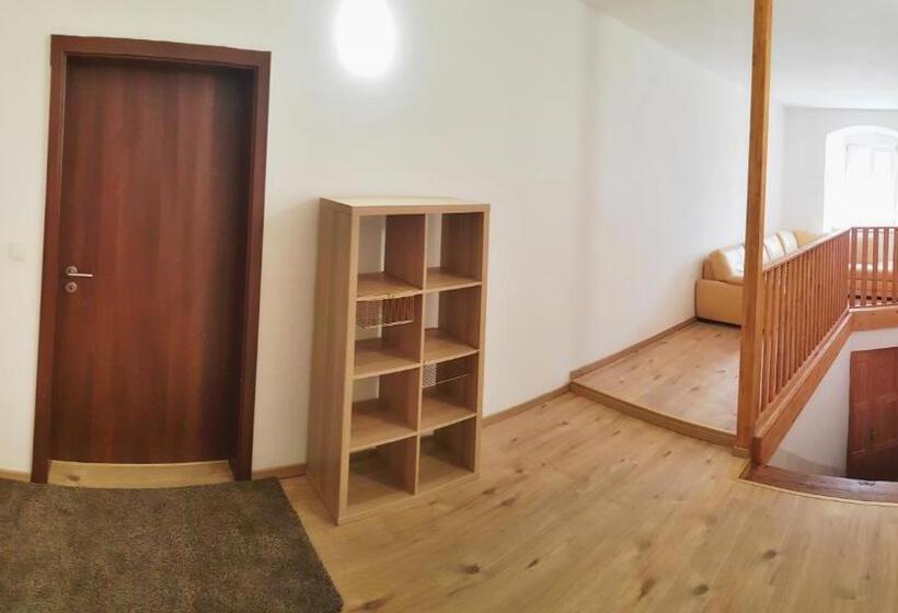 침실 3개 아파트, Zámecký Dvůr černousy