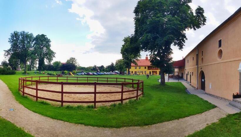 4인용 스탠다드 룸, Zámecký Dvůr černousy