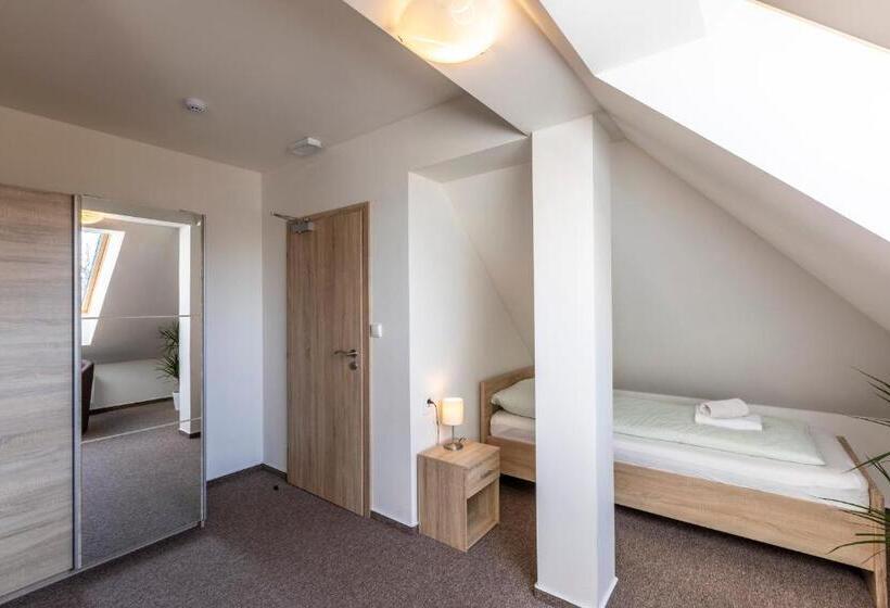 4인용 스탠다드 룸, Zámecký Dvůr černousy