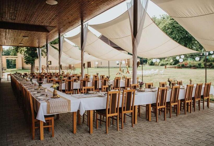 4인용 스탠다드 룸, Zámecký Dvůr černousy