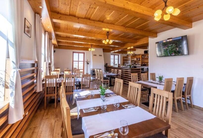 스위트, Zámecký Dvůr černousy