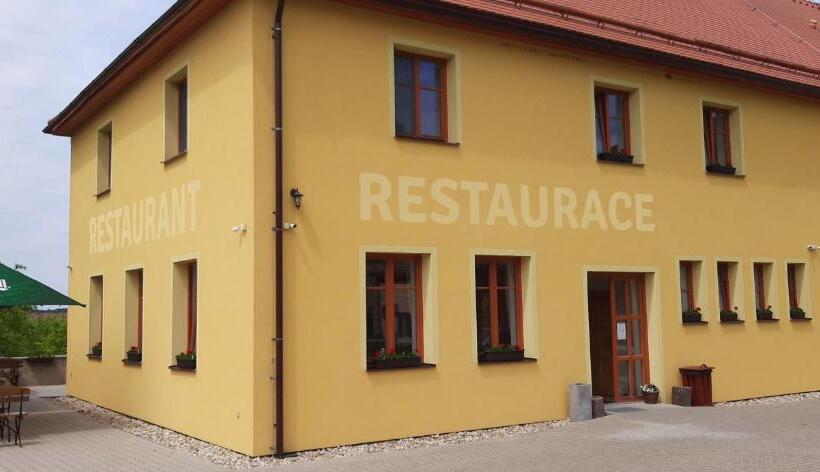 스탠다드 룸, Zámecký Dvůr černousy