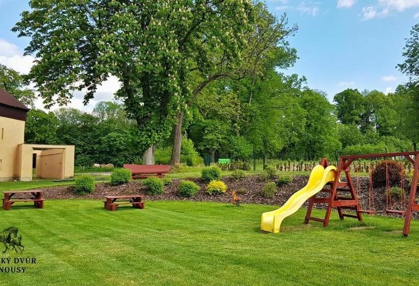 침실 3개 아파트, Zámecký Dvůr černousy