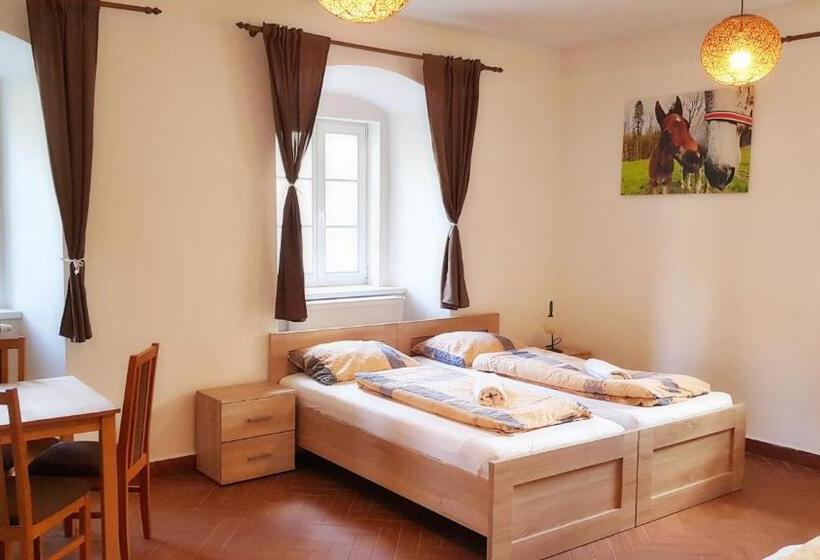 침실 3개 아파트, Zámecký Dvůr černousy