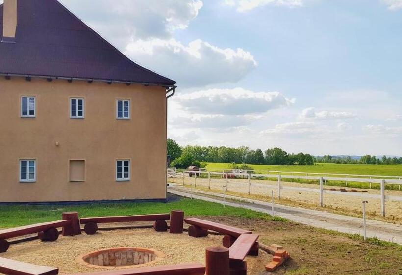 4인용 스탠다드 룸, Zámecký Dvůr černousy