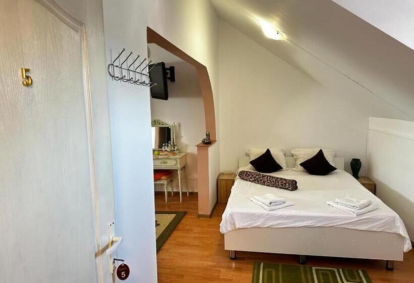 غرفة عائلية, Pensiunea Daiadela