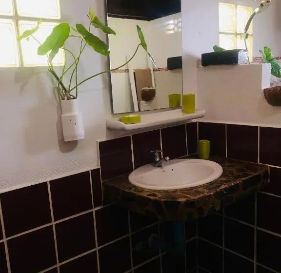 Perhehuone Puutarhanäkymä, Oon Lee Bungalows