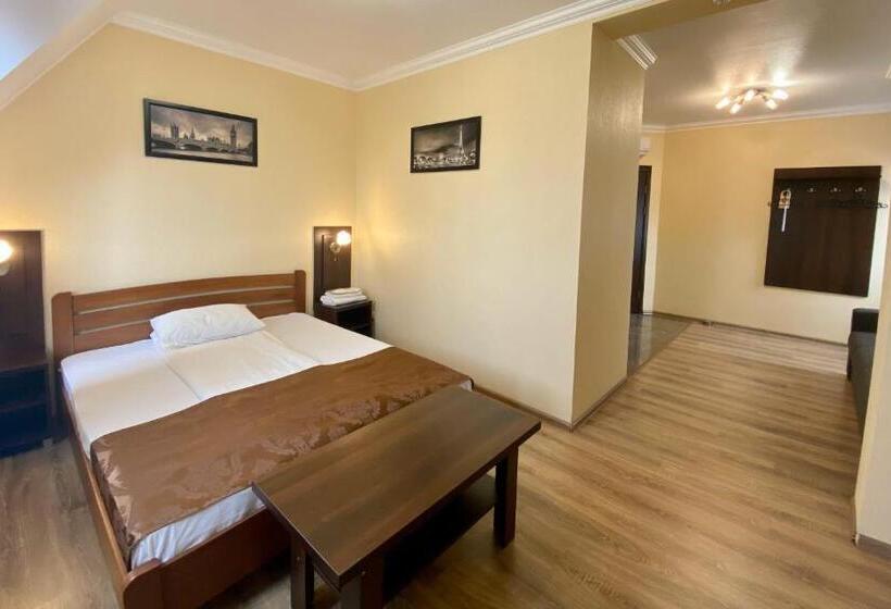 豪华三人间, Sting Hotel & Event Palace