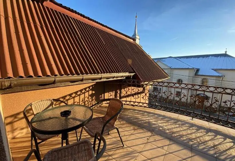 デラックストリプルルーム, Sting Hotel & Event Palace