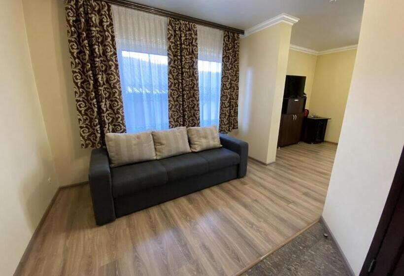 豪华三人间, Sting Hotel & Event Palace