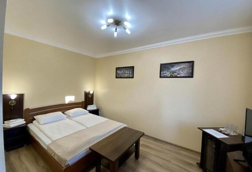 豪华三人间, Sting Hotel & Event Palace