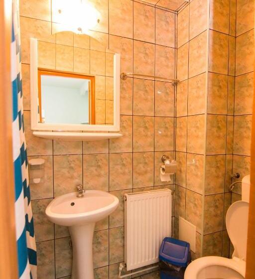 חדר סטנדרט לארבעה, Motel Dracula