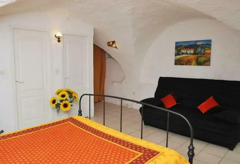 Camera Familiare, Chez Bacchus