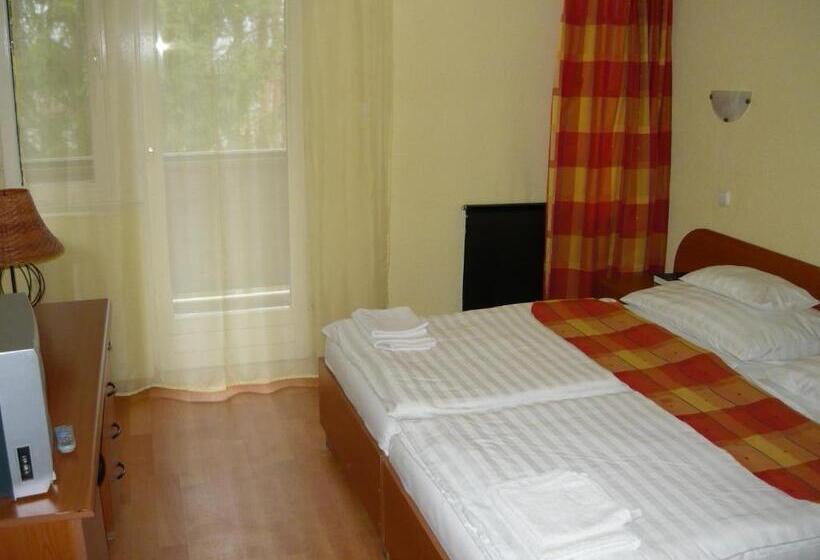 スタンダード4人部屋, Ezüstfenyő