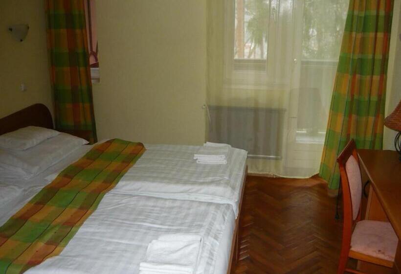 スタンダード4人部屋, Ezüstfenyő