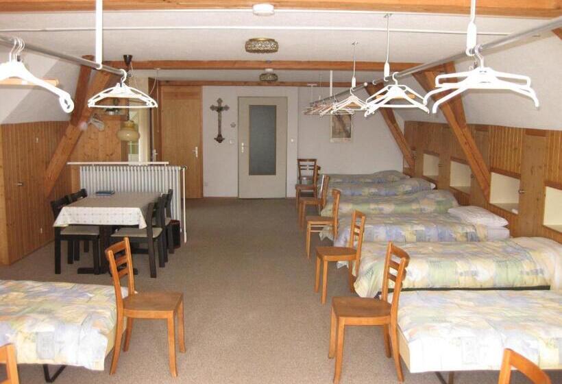 מיטה בחדר משותף, Haus St.michael