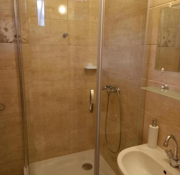 غرفة قياسية ثلاثية, Napsugár Vendégház