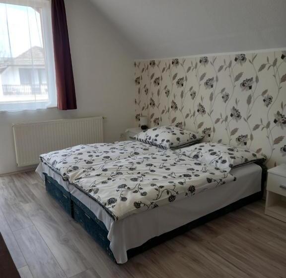 غرفة قياسية ثلاثية, Napsugár Vendégház