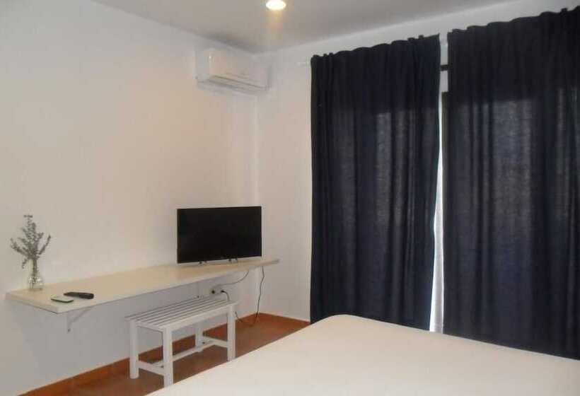 غرفة قياسية مزوَّدة بشُرفة, Doña Aldonza