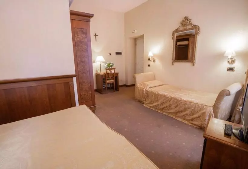 اتاق استاندارد سه نفره, Hosianum Palace