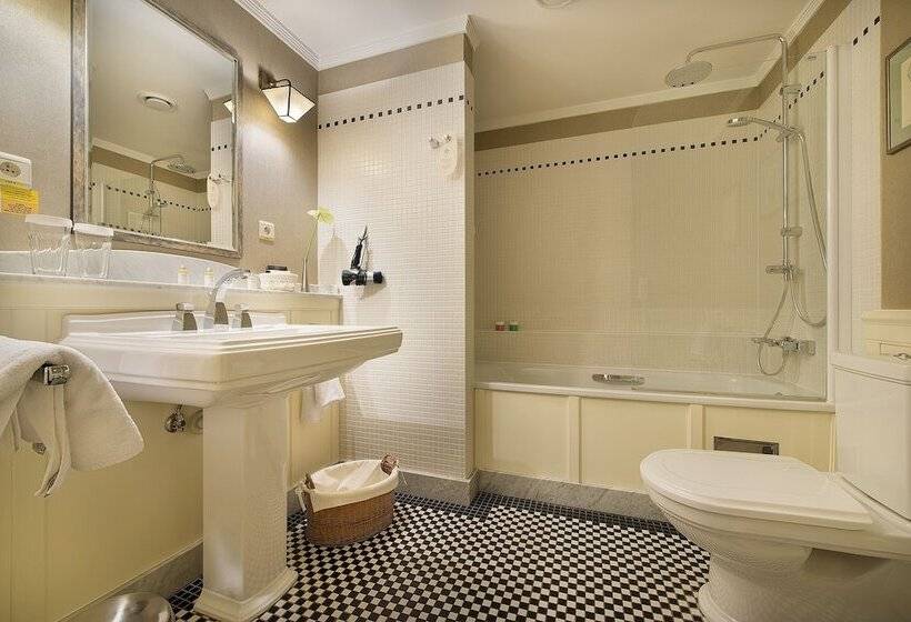 اتاق اجرایی, Marrol S Boutique